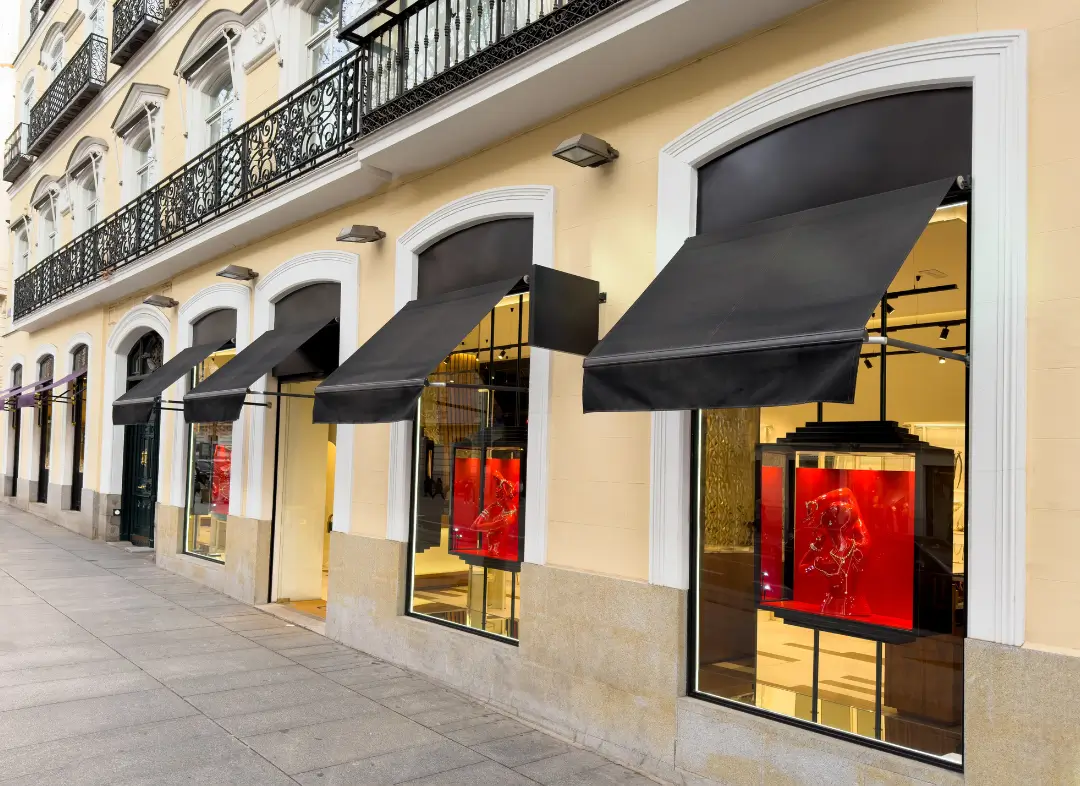 Façade vitrine de magasin en aluminium sur mesure à Beaugency